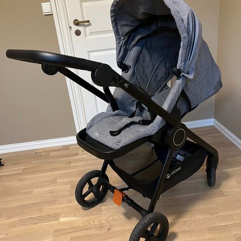 Brukt Stokke Beat Barnevogn med Sittedel og Carrycot til Salgs