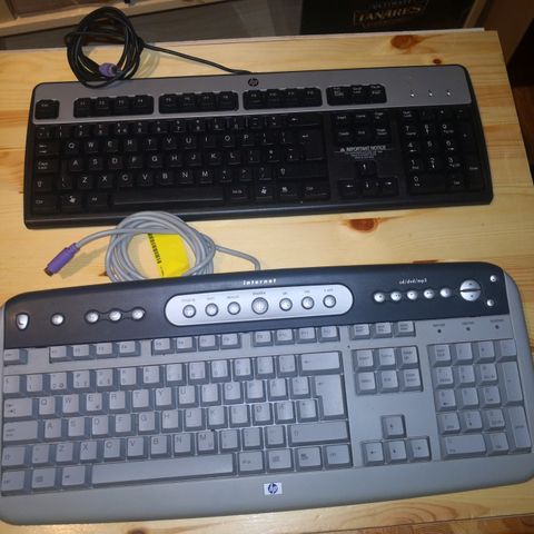 Pakke med diverse tastatur og mus til PC.