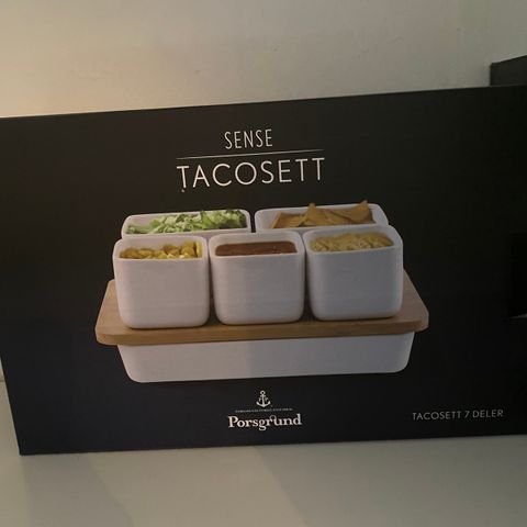 Helt ny, aldri åpnet eske med fint tacosett.