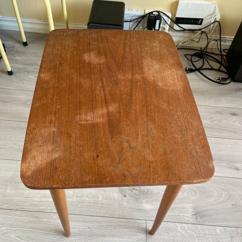 Sidebord / salongbord i teak