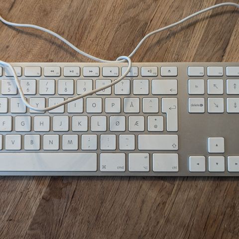 Full Apple keyboard: wired and Norwegian layout