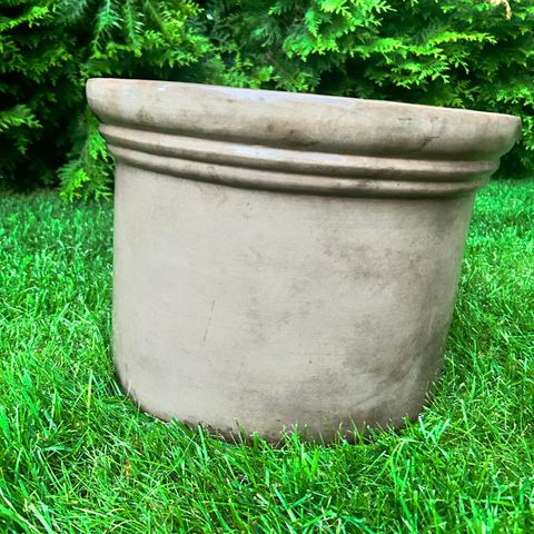 Pent brukt terracotta potte