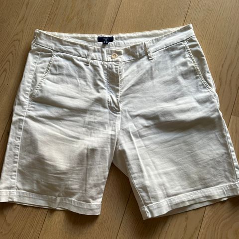 Hvit shorts fra GANT str 42