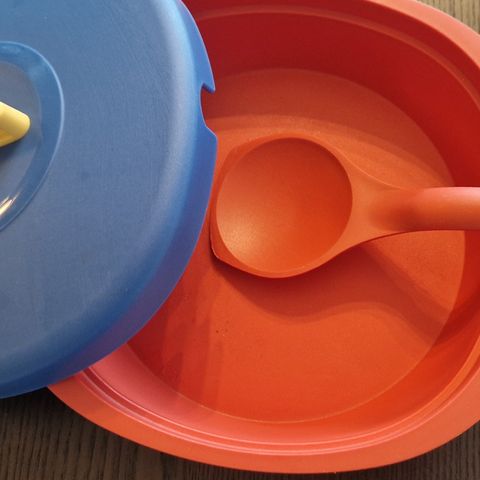 Tupperware serveringsfat med skje. 1 liter