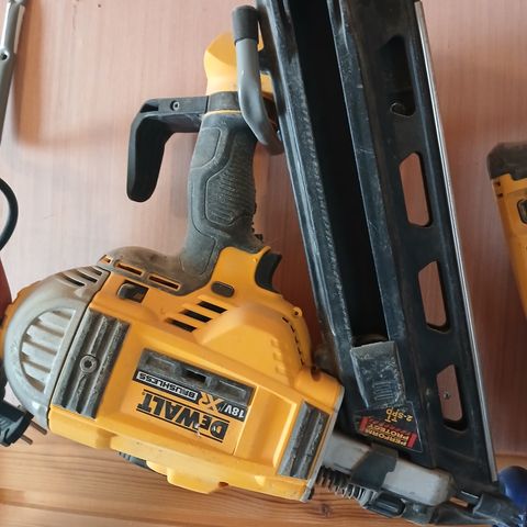 Dewalt spikerpistol på Batteri