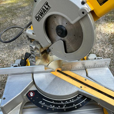 Dewalt DW777 kap/gjæresag m/stativ