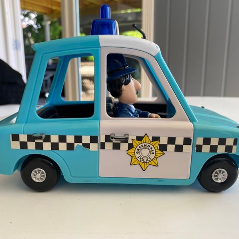 Politimannen og bil ifra Postman Pat selges.