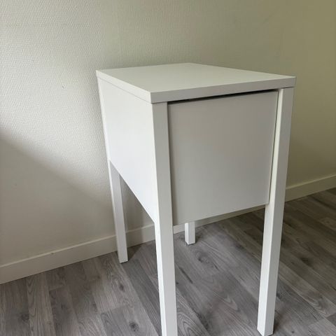 IKEA Nordli nattbord / sidebord - reservert ut søndag