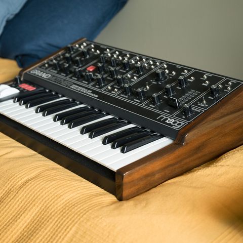 Moog Grandmother Dark med valnøtt sidepanel og original eske