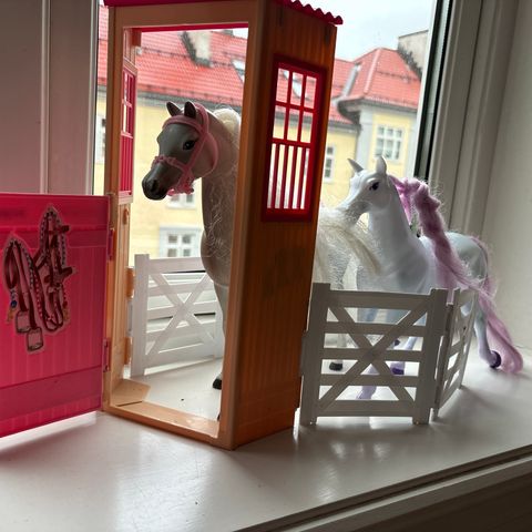 Barbiehester med liten «stall»