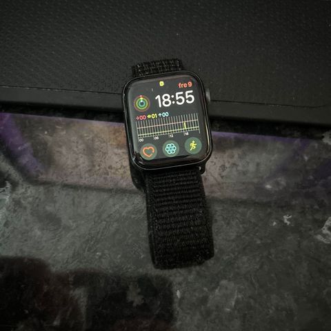 Apple Watch Series 6 (Svart, 44mm) GPS med Sportsreim