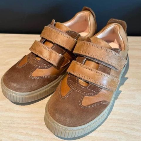 Wheat skinnsko og Skechers blinkesko str 32