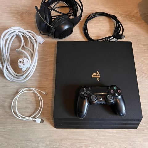 PS4 Pro 1TB inkl. Gaming headset og kontroll