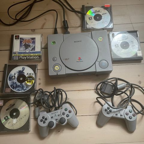 Playstation 1 med kontroll og spill