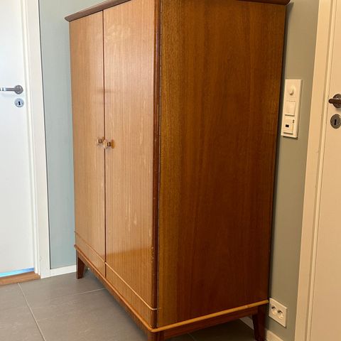 Vintage/retro garderobeskap i teak - reservert