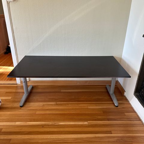 160x80 Ikea Galant skrivebord i sort