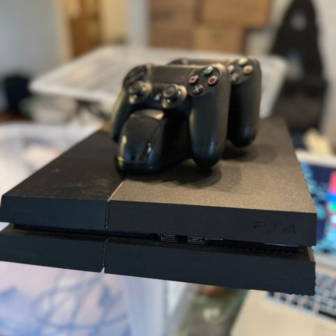 PlayStation 4 med to kontroller og ladestasjon (RESERVERT)