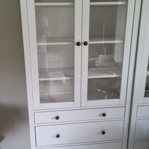 Hemnes vitrineskapet