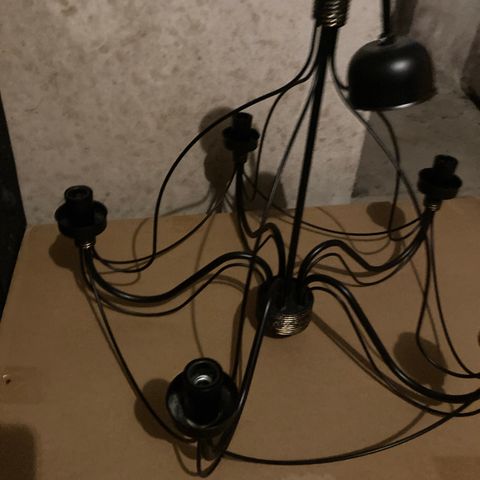 Sort taklampe m/gulldekor