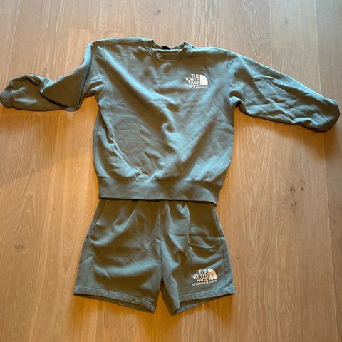 North face genser og shorts