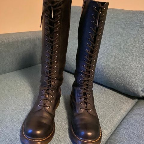 Dr. Martens skinnstøvler.  Str. EU38