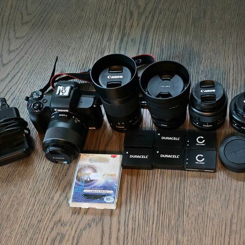 Canon M50 Mark II med 5 objektiver, 6 batterier og kamersekk til salgs.