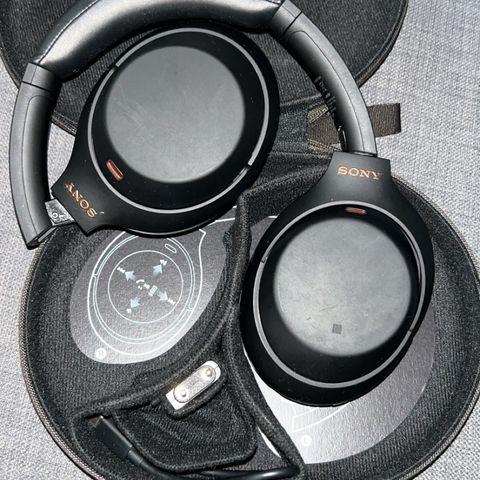 pent brukt sony xm4 headset selges. farge svart