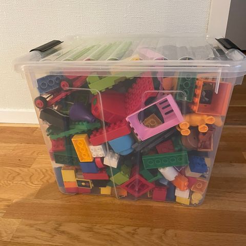 Stor kasse med DUPLO 600kr