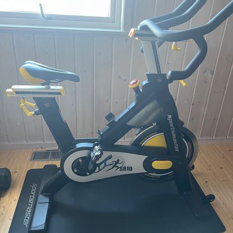 Sportsmaster S610 - Spinningsykkel med underlagsmatte