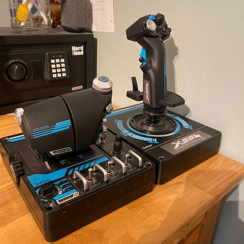 Logitech Saitek Pro Flight x56 Rhino, joystick og throttle