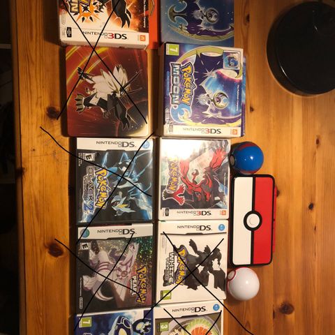 En Nintendo 2Ds Xl med 3 Pokémon spill