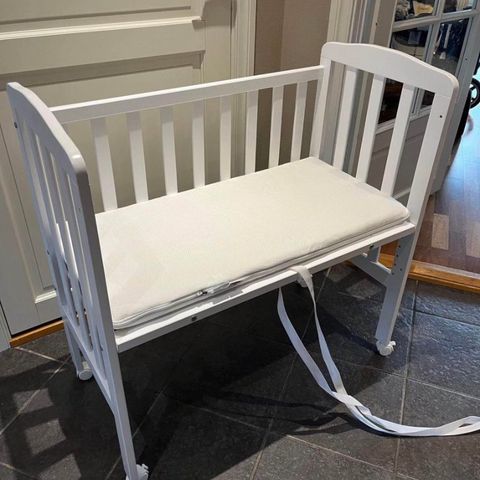 JLY Bedside Crib hvit