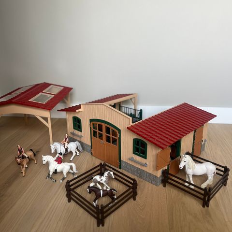 Schleich hestestall med hester, ryttere og tilbehør