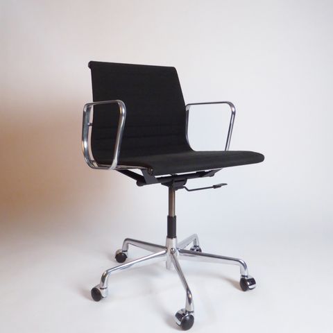 Eames kontorstol EA117 (Hjul og heve/senke funksjon)