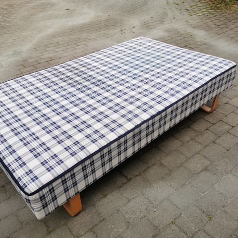 Lite brukt seng 120x200 selges