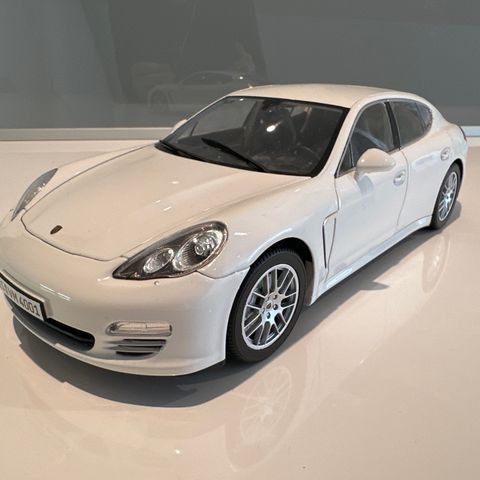 1/18 Porsche Panamera