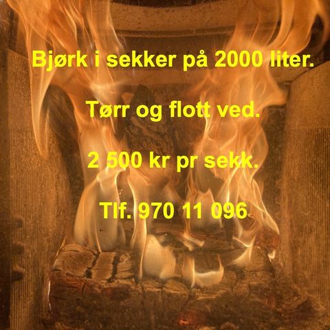 Tørr bjørkved i sekker på 2000 liter.