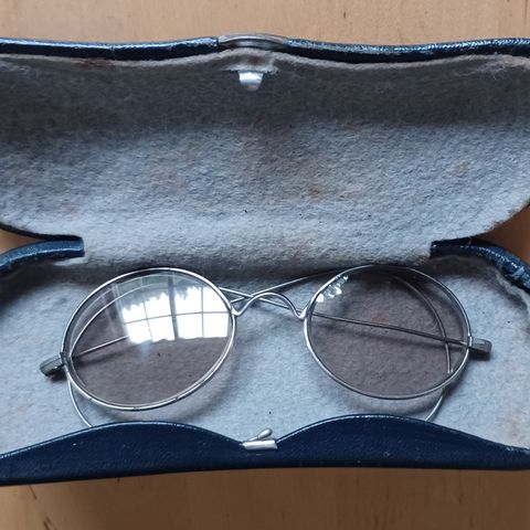 Gammel brille (med original etui)