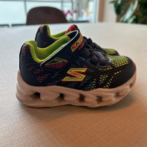 Blinkesko Skechers i størrelse 22