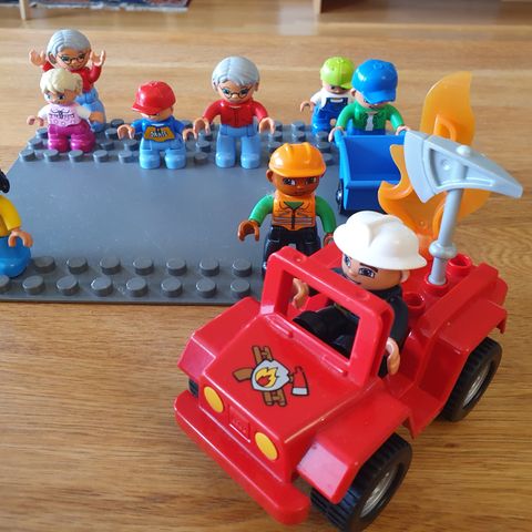 Duplo brann jeep og 8 mennesker.