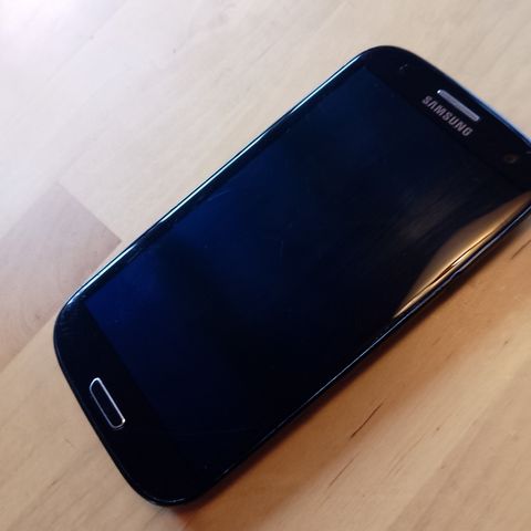 Gammel Samsung Galaxy III- smarttelefon med touchskjerm (lader ikke)