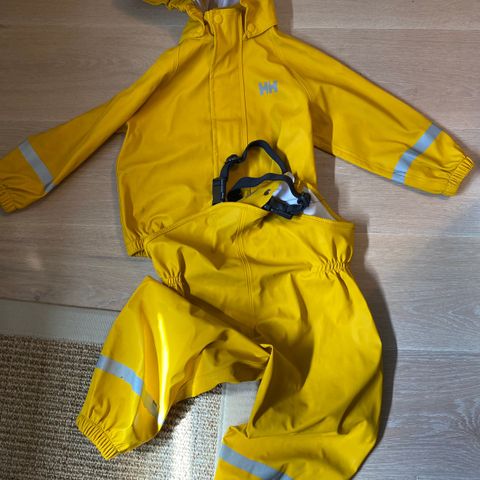 Meget pent Helly Hansen regntøy sett i str 98/2 år