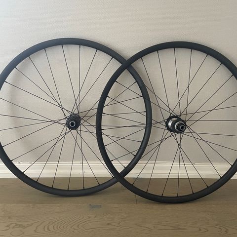 Sprukket Hjulsett 29 tommer boost. Carbon. XTR-nav foran og bak.