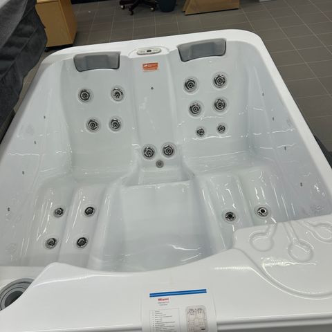 WELLIS MYLINE SUN - 3 Person PLUG & PLAY HOT TUB