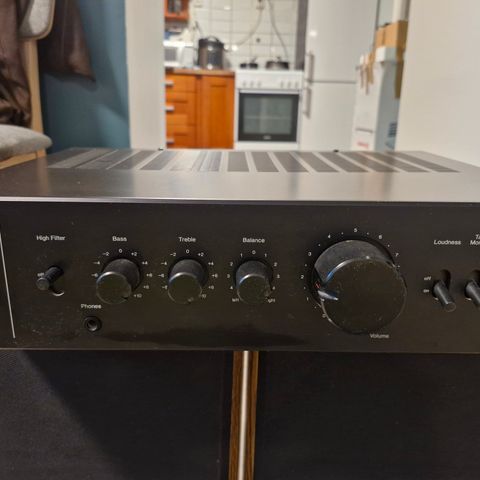 Vintage Sansui AU-217 integrert stereoforsterker.