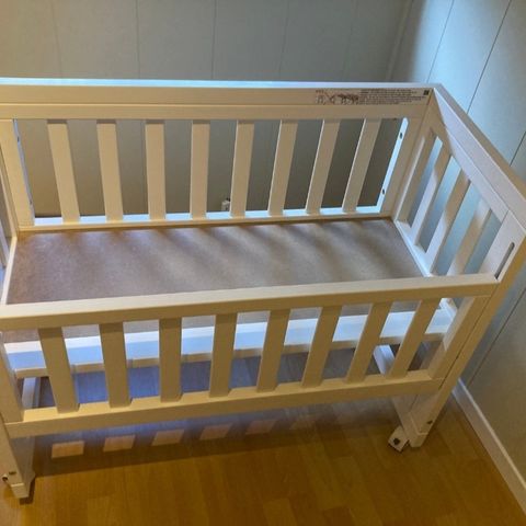 Troll bed side crib