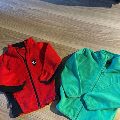 2 stk. Fleece gensere i strl.  104/110