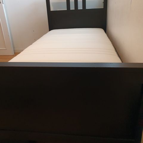 Hemnes seng fra Ikea - svart