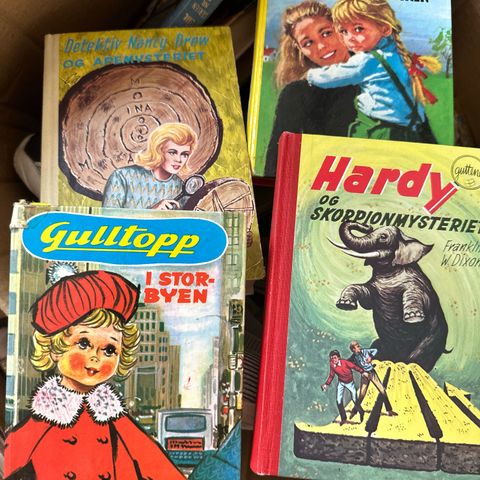 Div detektiv Nancy Drew , peggy bøker og Hardy guttene selges.