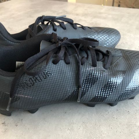 Adidas fotballsko predator str 44